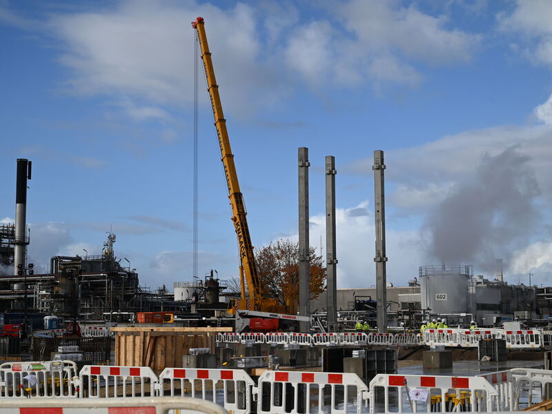 Baustelle des neuen HOLBORN-GDP-Komplexes mit großem Autokran und mehreren 19 Meter hohen Betonpfeilern der künftigen HVO-Anlage.