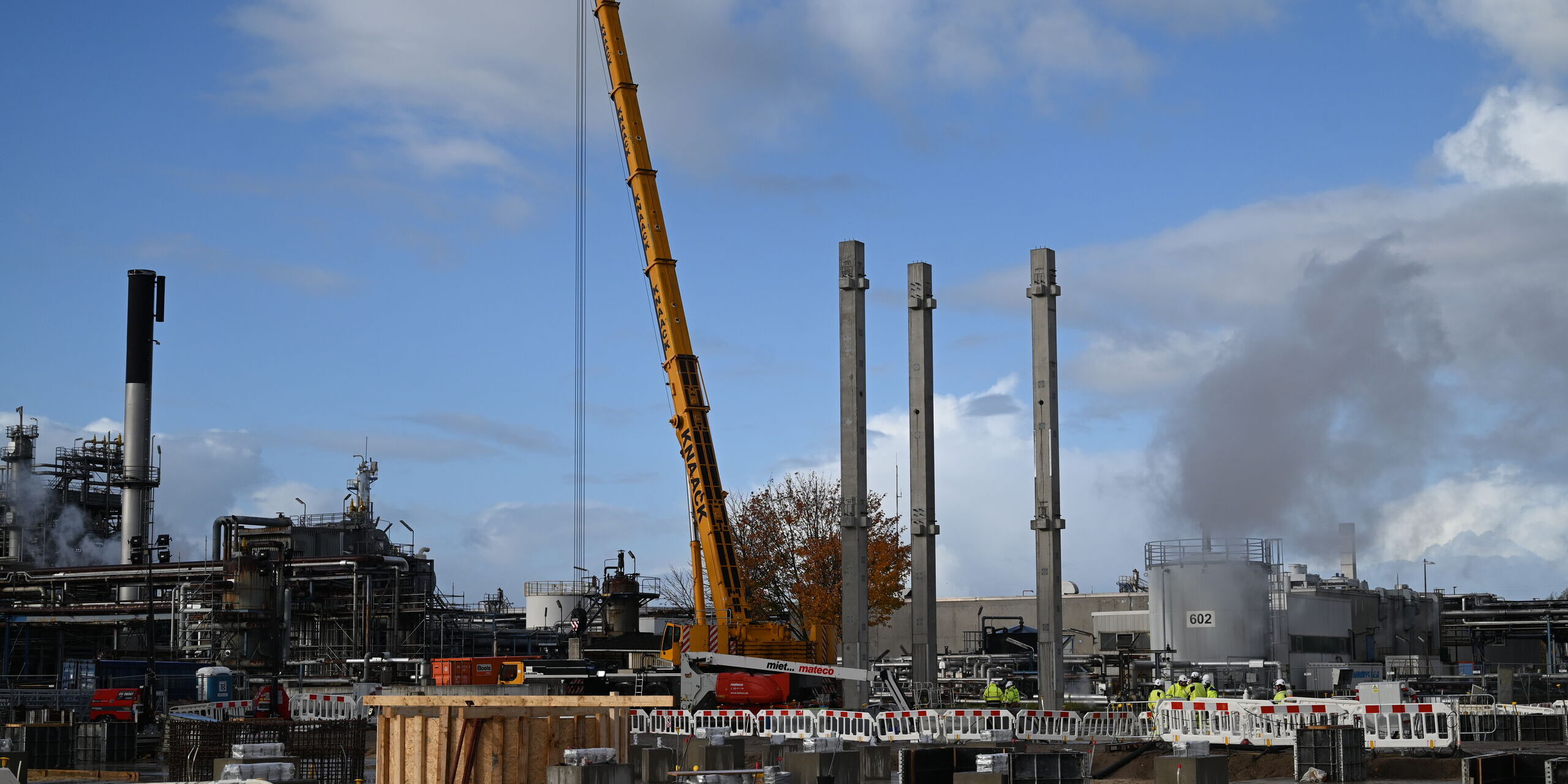 Baustelle des neuen HOLBORN-GDP-Komplexes mit großem Autokran und mehreren 19 Meter hohen Betonpfeilern der künftigen HVO-Anlage.