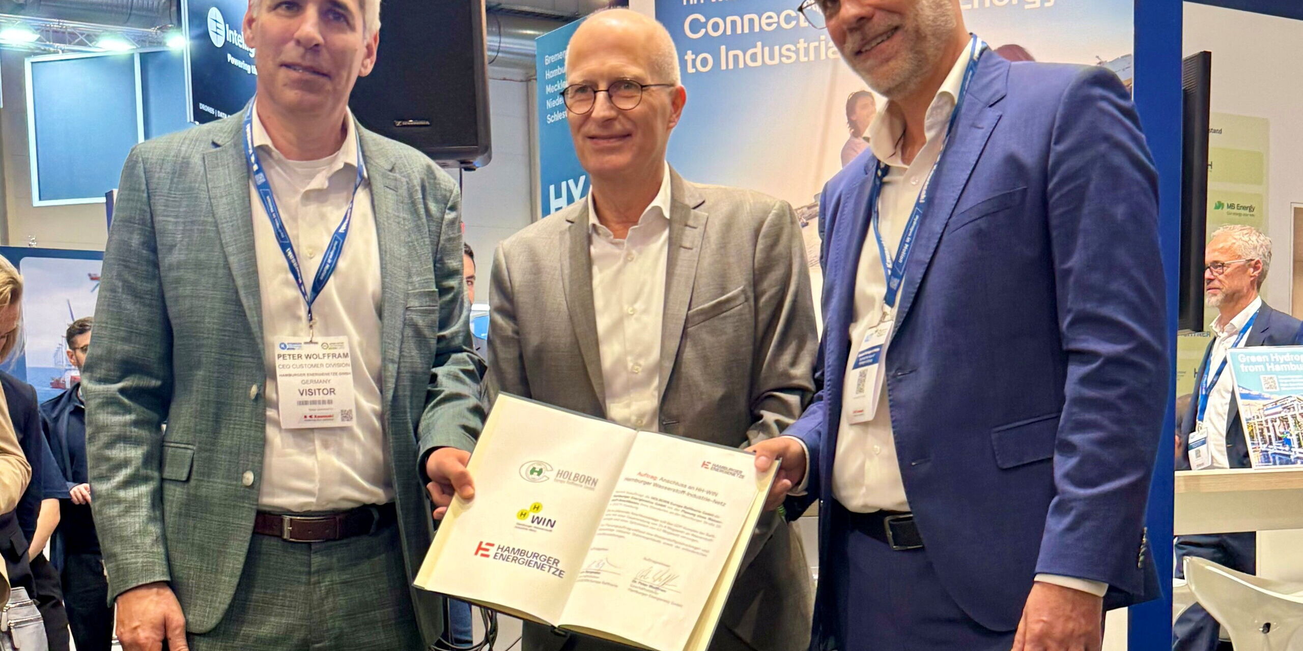 Dr. Peter Wolffram (Hamburger Energienetze, v.l.) zusammen mit Hamburgs Erstem Bürgermeister Dr. Peter Tschentscher und HOLBORN-Geschäftsführer Lars Bergmann beim Unterschriftstermin auf der Messe. Foto: Hamburger Energienetze