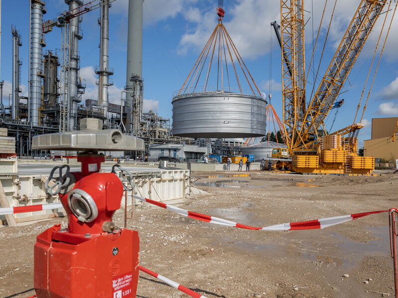 Precision work: The tank is placed on the prepared foundation by a crane.
