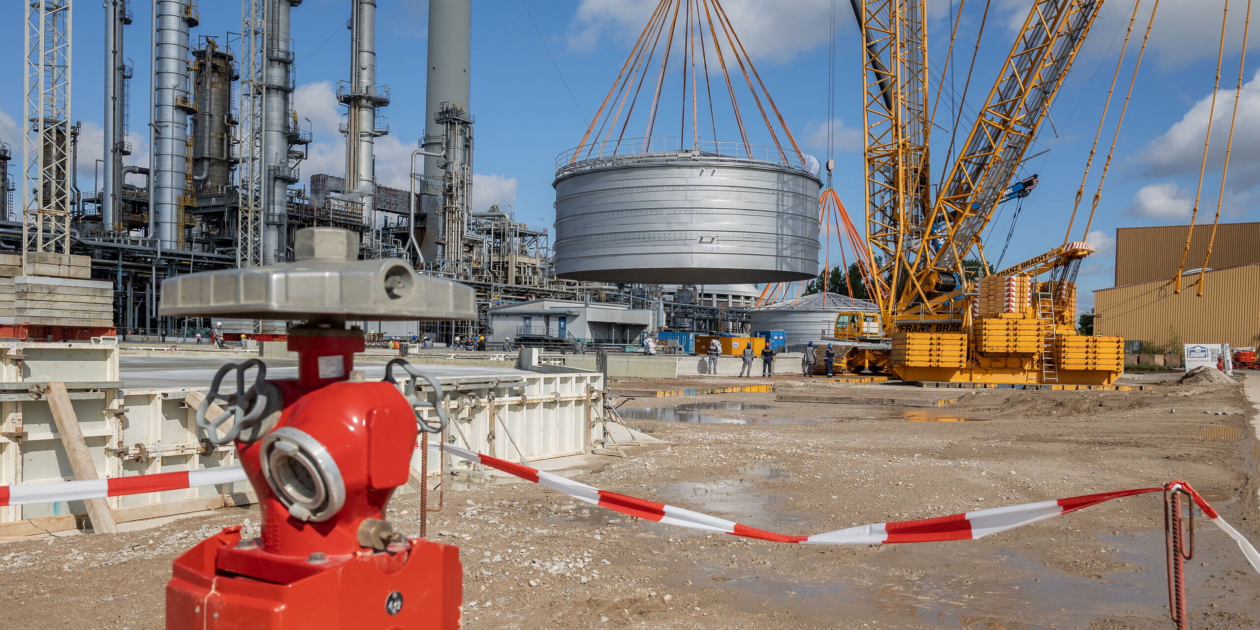 Precision work: The tank is placed on the prepared foundation by a crane.