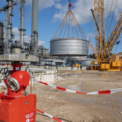 Precision work: The tank is placed on the prepared foundation by a crane.